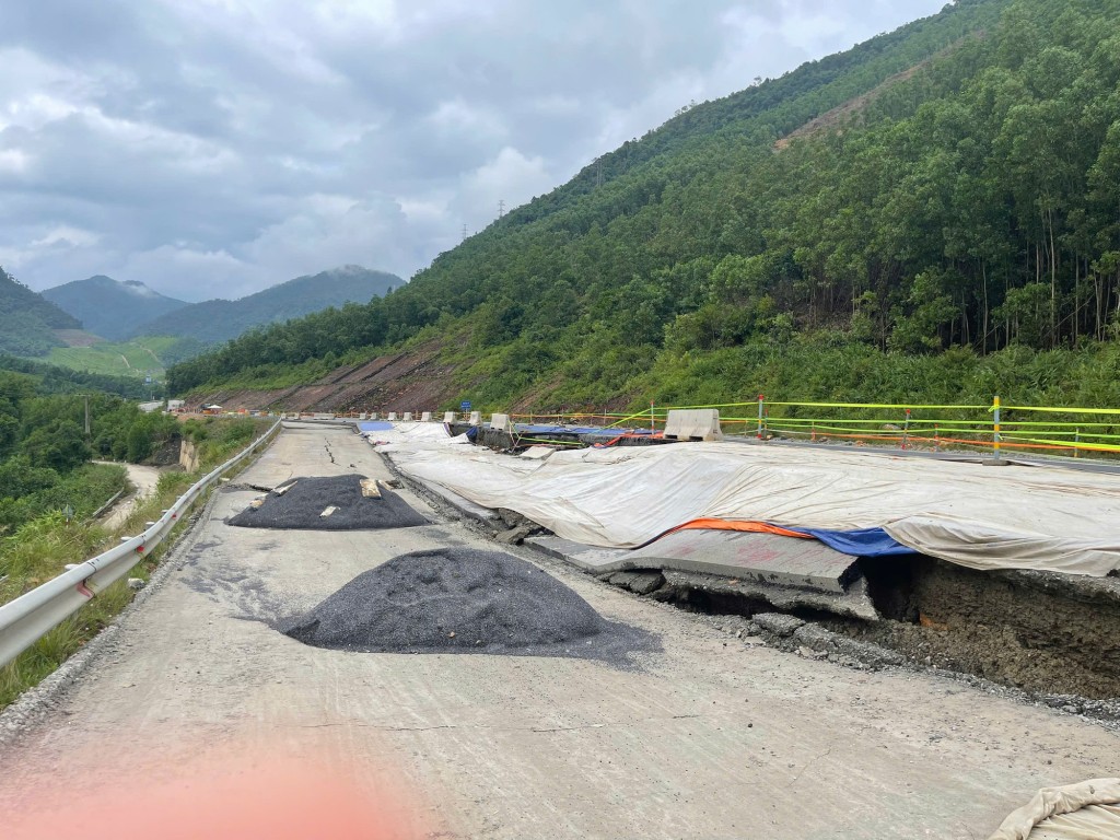 Do mưa lớn kéo dài, nhiều vị trí trên tuyến cao tốc La Sơn - Hòa Liên bị sạt lở, hư hỏng nặng - Ảnh: VGP/Minh Khôi