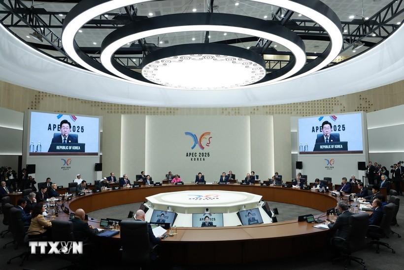 Ngày 31/10/2025, Hội nghị các Nhà lãnh đạo Kinh tế APEC - sự kiện chính của Tuần lễ Cấp cao APEC 2025, diễn ra tại thành phố Gyeongju của Hàn Quốc, với tâm điểm là việc liệu các thành viên có thể thông qua “Tuyên bố Gyeongju” trong bối cảnh các thách thức ngày càng lớn đối với tự do thương mại và chủ nghĩa đa phương. (Ảnh: Yonhap/TTXVN)