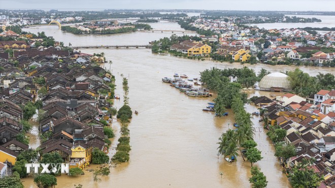 Nước sông Hoài dâng cao khiến hàng nghìn ngôi nhà cổ tại Hội An bị ngập sâu trong nước. (Ảnh: Anh Dũng/TTXVN)
