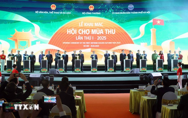 Thủ tướng Phạm Minh Chính và các đại biểu thực hiện nghi thức khai mạc Hội chợ mùa Thu lần thứ nhất-năm 2025. (Ảnh: An Đăng/TTXVN)