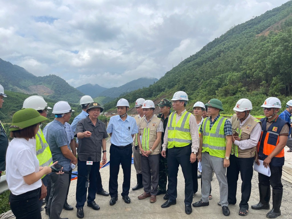 Phó Thủ tướng chỉ đạo tiếp tục cấm toàn bộ phương tiện lưu thông qua đoạn đường có nguy cơ mất an toàn, không để người dân đi nhầm vào khu vực nguy hiểm - Ảnh: VGP/Minh Khôi