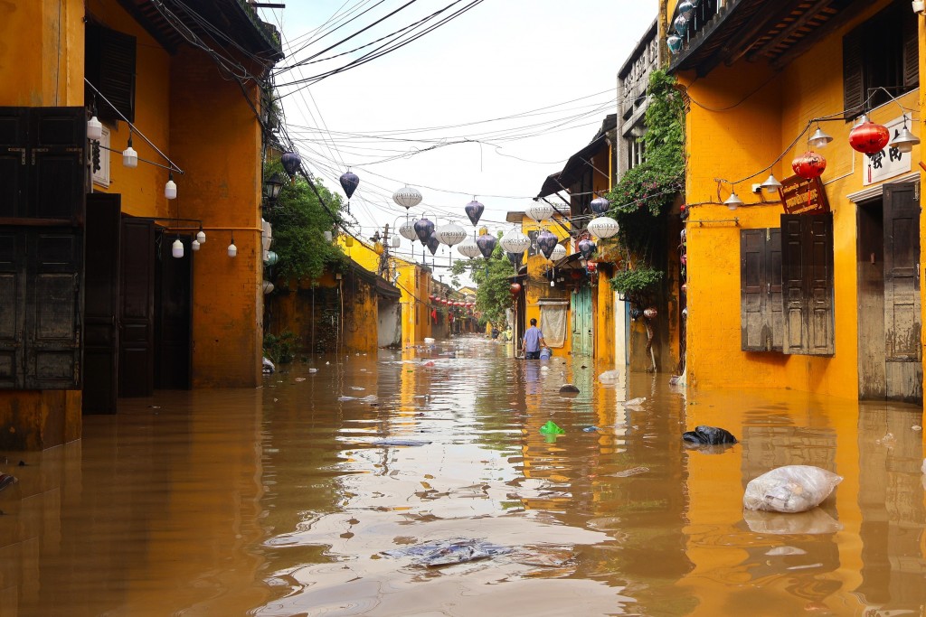 Ngày 31/10, phố cổ Hội An (Quảng Nam cũ) vẫn chìm trong biển nước sau trận lũ lịch sử được người dân ví ngang ngửa trận lụt Giáp Thìn 1964. Dù nước đã rút ở nhiều khu vực, các tuyến đường huyết mạch ven sông Hoài như Nguyễn Thái Học, Bạch Đằng, Nguyễn Phúc Chu vẫn ngập sâu 1-1,5m.  Giữa cảnh hoang tàn, người dân Hội An đang oằn mình dọn dẹp, khắc phục hậu quả trong nỗi lo âu và nước mắt.