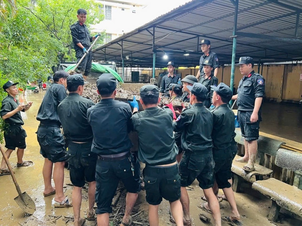 Cán bộ chiến sĩ Công an TP Huế hỗ trợ dọn dẹp vệ sinh môi trường