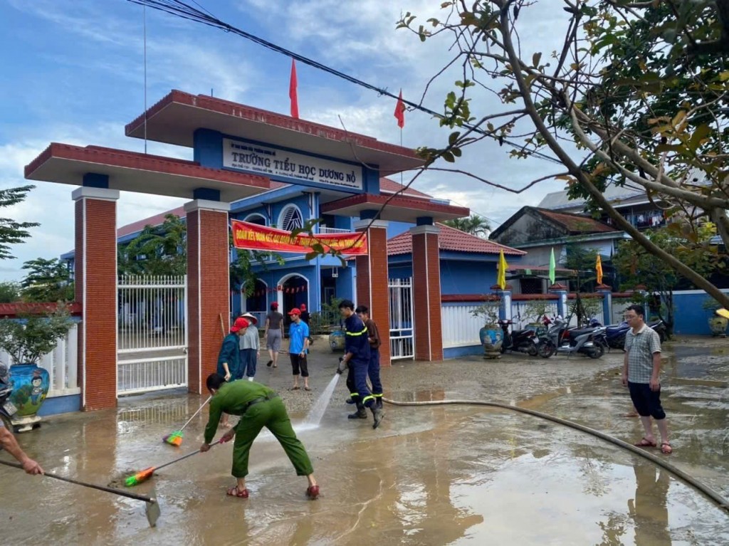 Dọn dẹp bùn đất tại các trường học 