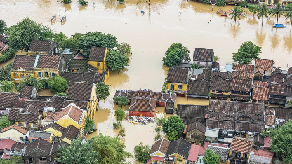 Xót xa hình ảnh Phố cổ Hội An bị ngập sâu trong mưa lũ lịch sử - Ảnh 3.