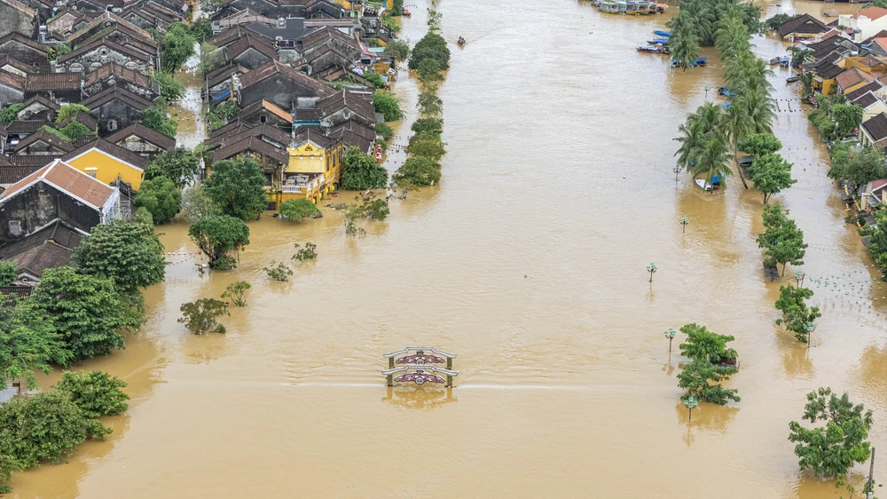 Xót xa hình ảnh Phố cổ Hội An bị ngập sâu trong mưa lũ lịch sử - Ảnh 5.