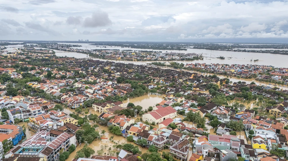 Xót xa hình ảnh Phố cổ Hội An bị ngập sâu trong mưa lũ lịch sử - Ảnh 4.