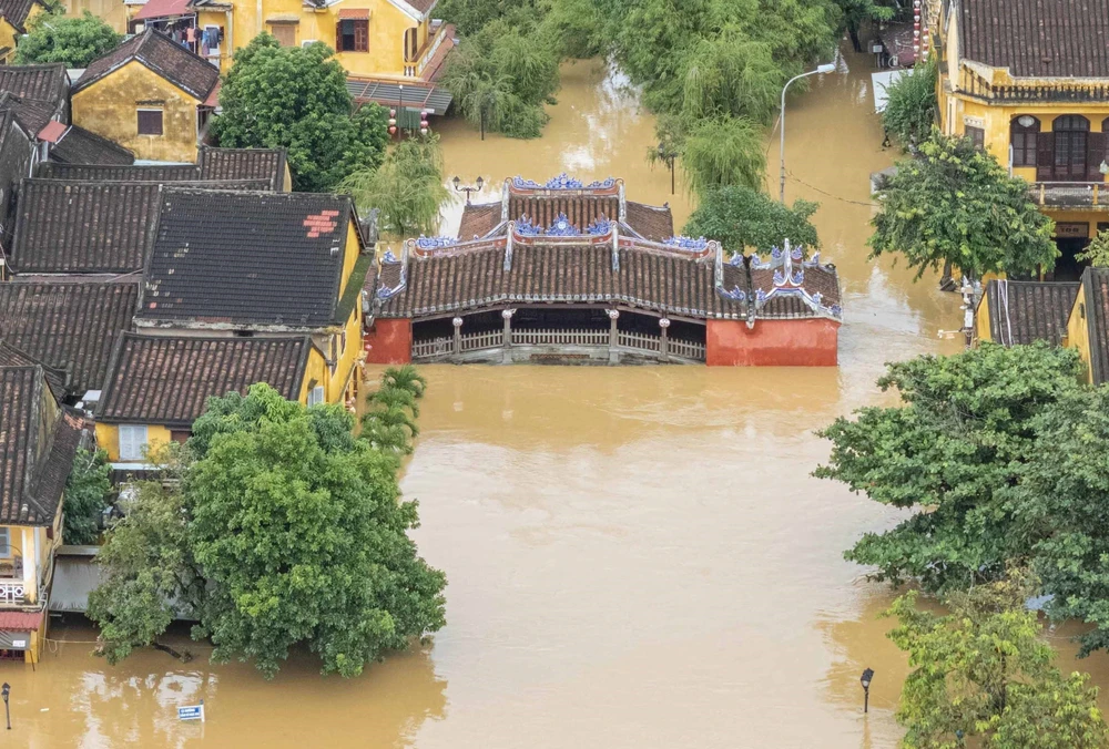 Xót xa hình ảnh Phố cổ Hội An bị ngập sâu trong mưa lũ lịch sử - Ảnh 2.