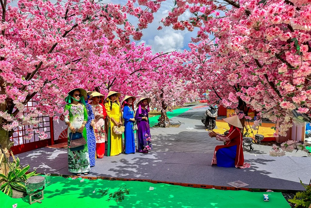 Du khách tham quan, mua sắm và chụp ảnh lưu niệm bên không gian trang trí mang đậm sắc màu văn hóa vùng miền.