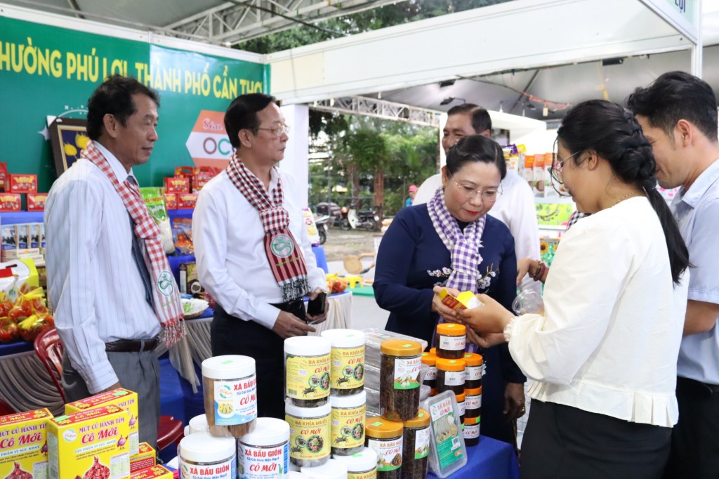 Lãnh đạo TP Cần Thơ và đại biểu tham quan các gian hàng OCOP tại khu trung tâm hội chợ.