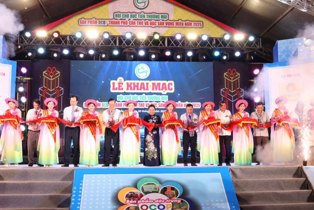 Các đại biểu thực hiện nghi thức khai mạc Hội chợ xúc tiến thương mại sản phẩm OCOP TP Cần Thơ và đặc sản vùng miền năm 2025