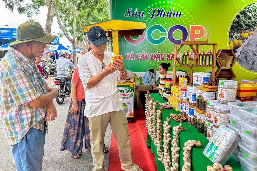 Du khách đến tham quan các gian hàng trưng bày sản phẩm đặc sản vùng miền.