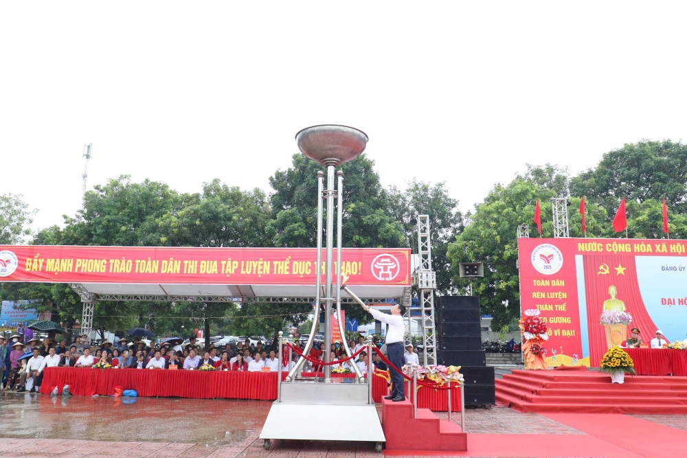 Xã Tiến Thắng: Hàng nghìn vận động viên cháy tinh thần thể thao dưới mưa lớn