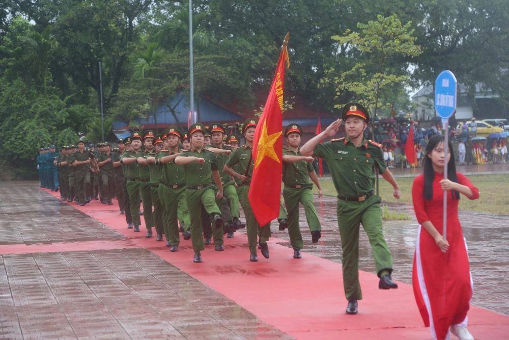 Xã Tiến Thắng: Hàng nghìn vận động viên cháy tinh thần thể thao dưới mưa lớn