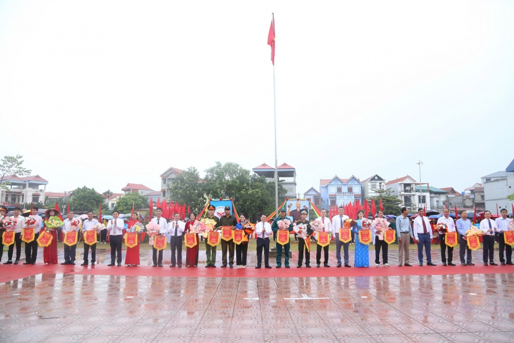 Hàng nghìn vận động viên bừng cháy tinh thần thể thao dưới mưa lớn