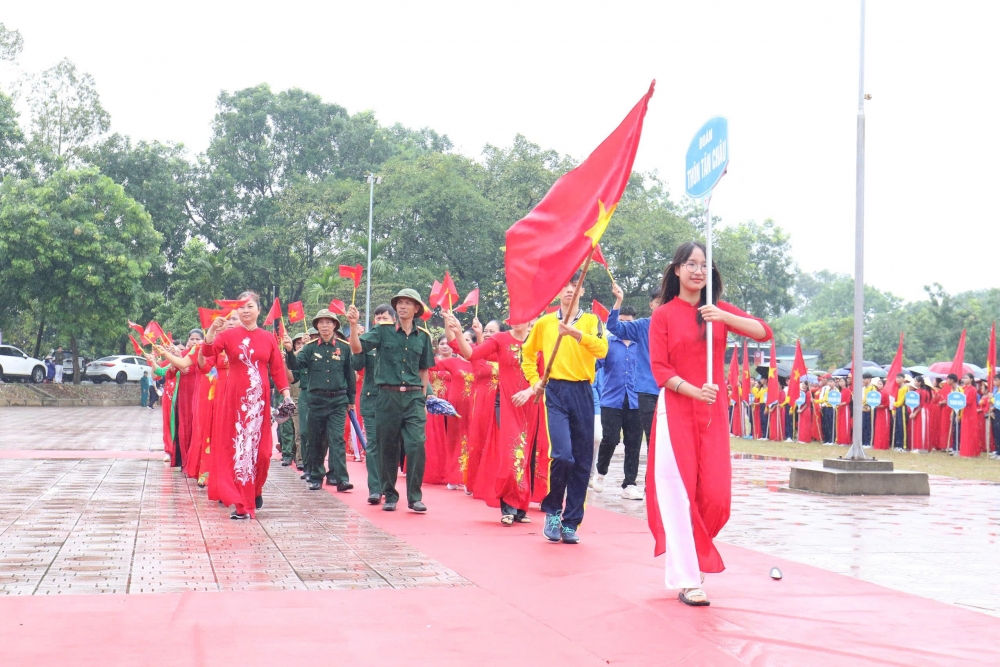 Xã Tiến Thắng: Hàng nghìn vận động viên cháy tinh thần thể thao dưới mưa lớn