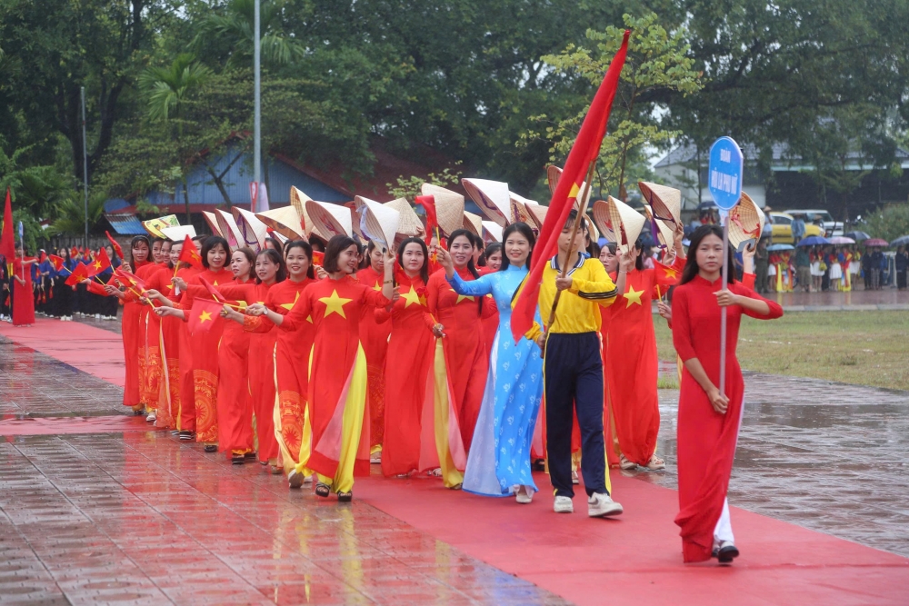 Xã Tiến Thắng: Hàng nghìn vận động viên cháy tinh thần thể thao dưới mưa lớn