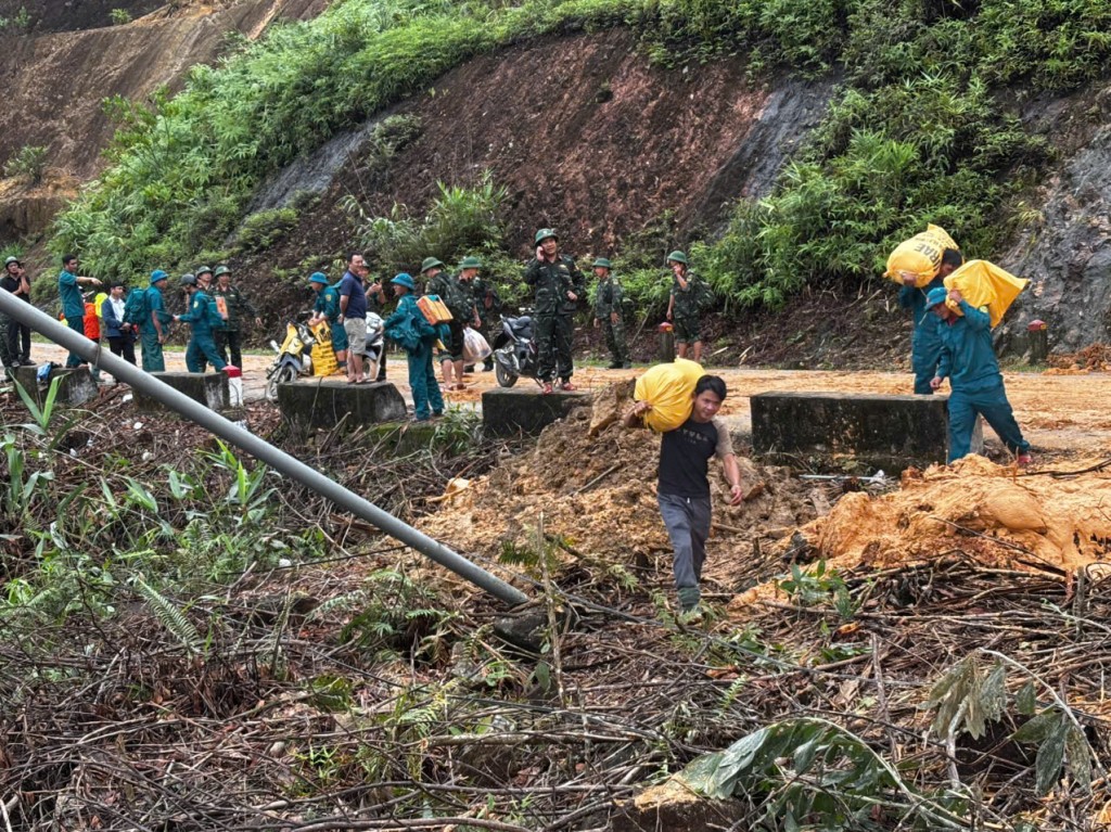 Cán bộ, chiến sĩ hành quân bộ, vượt mọi khó khăn để tiếp tế lương thực lên vùng cao