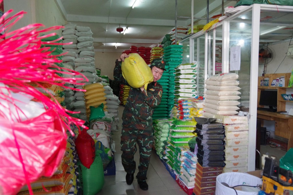 Bộ Chỉ huy Quân sự TP Đà Nẵng vận chuyển và cấp phát 6 tấn gạo đến hỗ trợ người dân tại hai khu vực Thạnh Mỹ và Trà My.