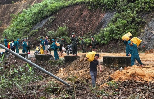 Khẩn trương vận chuyển lương thực, nhu yếu phẩm cho người dân vùng lũ