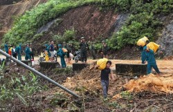 Khẩn trương vận chuyển lương thực, nhu yếu phẩm cho người dân vùng lũ