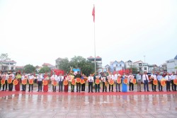 Hàng nghìn vận động viên bừng cháy tinh thần thể thao dưới mưa lớn