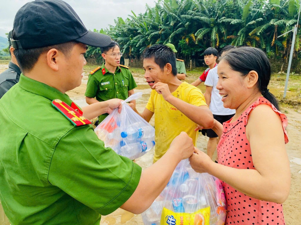 Những túi an sinh chứa đầy đủ nhu yếu phẩm được trao tận tay, góp phần thiết thực giúp bà con vùng cô lập vượt qua khó khăn.