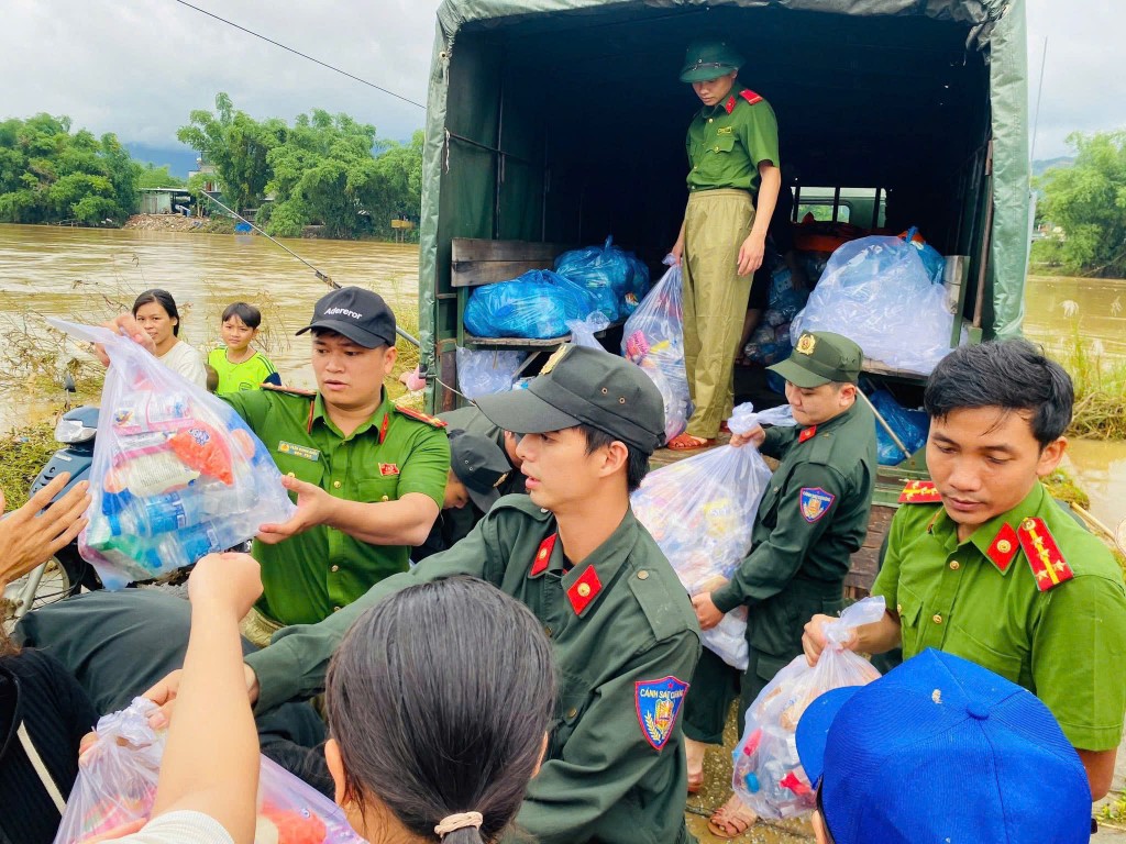 Tuổi trẻ Công an Đà Nẵng trao túi an sinh, kịp thời hỗ trợ bà con nhân dân khắc phục khó khăn sau lũ.