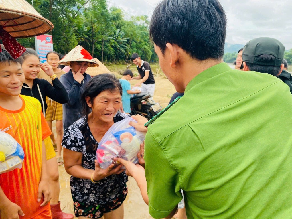 Không chỉ là nhu yếu phẩm, các chiến sĩ Công an còn mang niềm tin và sự sẻ chia đến cho người dân vùng lũ