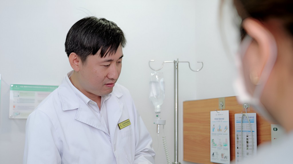 (Ảnh 1 – ThS.BSCKII Nguyễn Trần Quang Sáng thăm khám sức khỏe cho bệnh nhi trước ca mổ) (Ảnh 1 – ThS.BSCKII Nguyễn Trần Quang Sáng thăm khám sức khỏe cho bệnh nhi trước ca mổ)