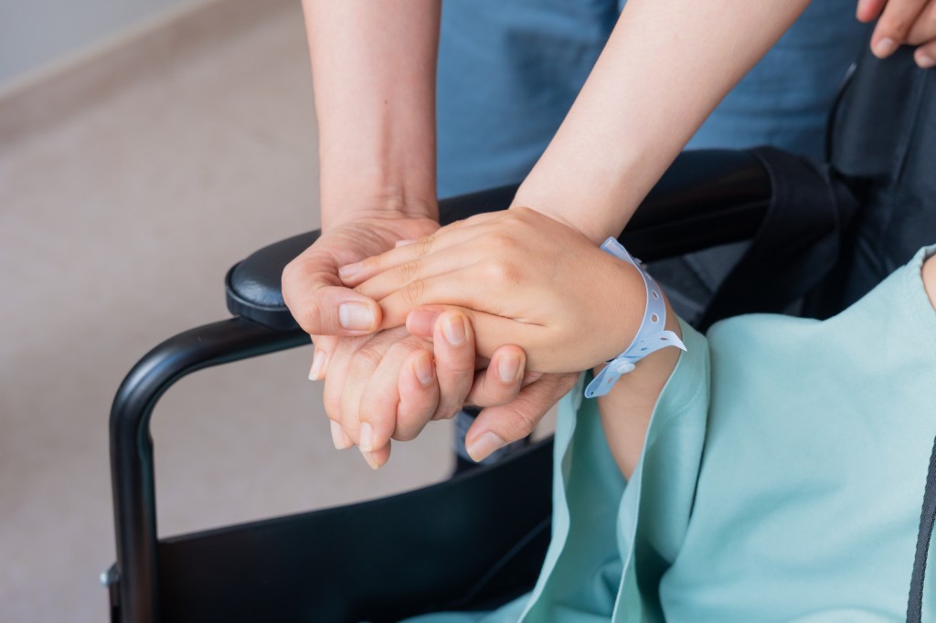 Cái nắm tay đầy hơi ấm của gia đình Minh sau ca đại phẫu Cái nắm tay đầy hơi ấm của gia đình Minh sau ca đại phẫu