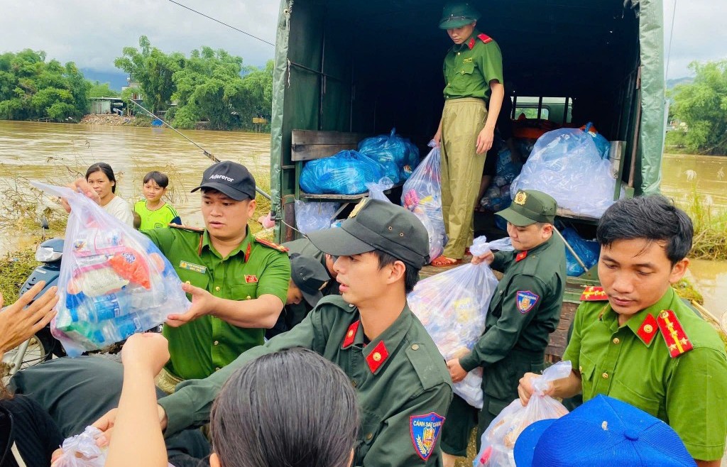 Hơn 7.000 túi an sinh kịp thời đến vùng bị cô lập sau lũ