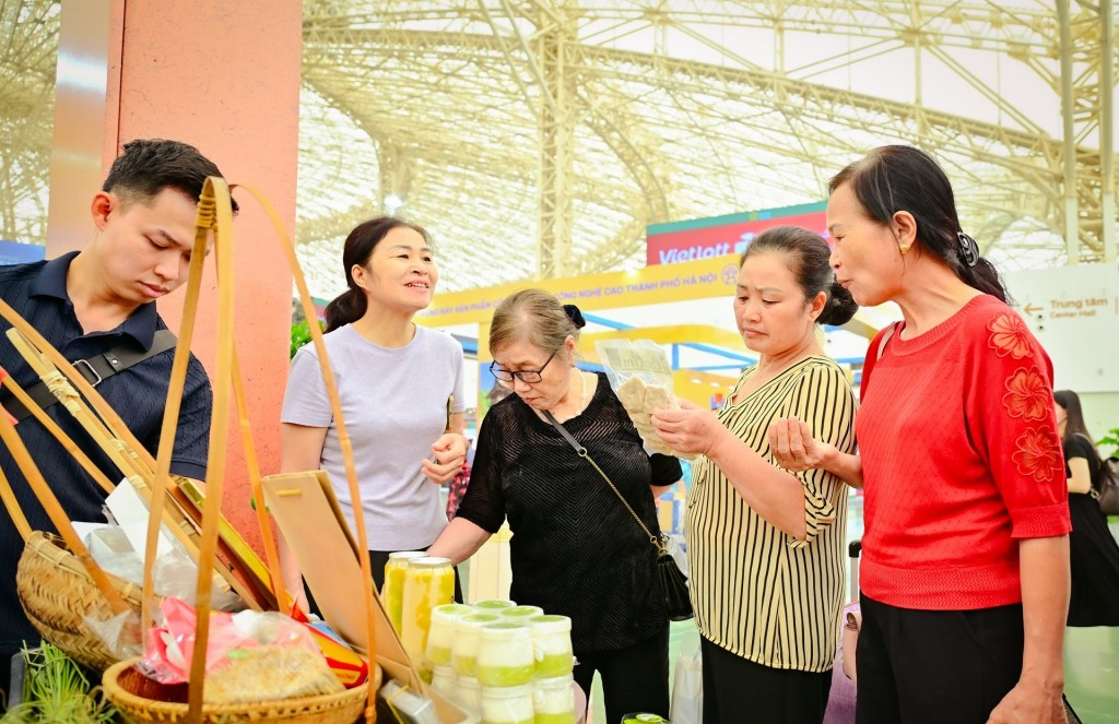 Thưởng thức ẩm thực Việt 3 miền tại Hội chợ Mùa Thu 2025