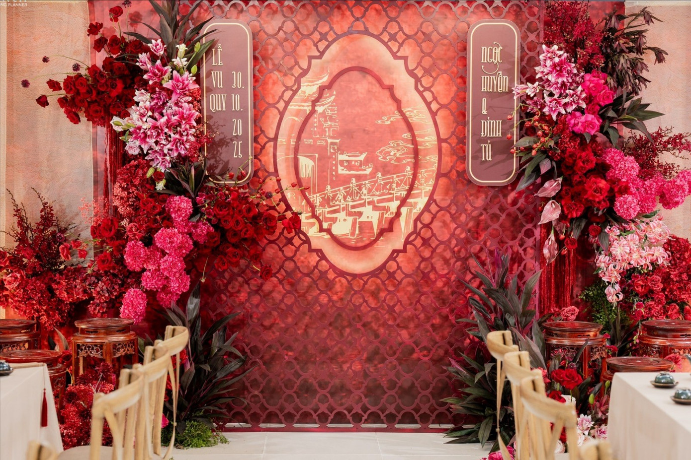 Trong ngày 30/10, cả hai cũng tổ chức lễ vu quy. Sau đám hỏi, vợ chồng Đình Tú - Ngọc Huyền tổ chức tiệc cưới tại Hà Nội vào ngày 6/11. Đình Tú và Ngọc Huyền bén duyên khi đóng chung Đừng nói khi yêu cách đây hai năm. Họ vướng tin đồn yêu đương sau đó một thời gian nhưng luôn giữ im lặng. Sau thời gian hẹn hò bí mật, Đình Tú thông báo cầu hôn Ngọc Huyền vào tháng 5. Một tháng sau, cặp sao khoe hình ảnh đã đăng ký kết hôn. 571462426-1136026615353102-9093116405519174181-n-6899.jpg