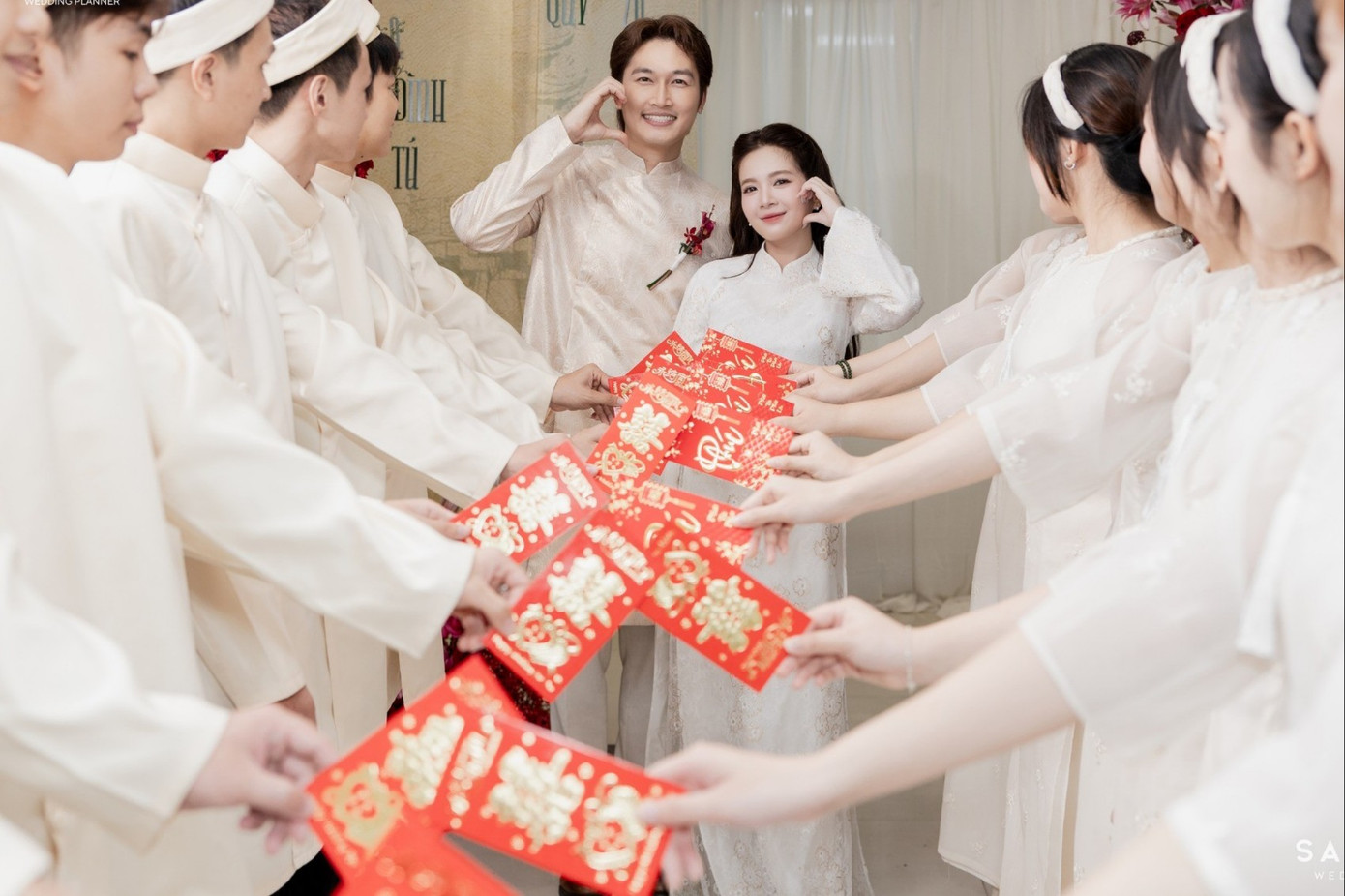 Cả hai mặc áo trắng trang nhã, tổ chức lễ ăn hỏi theo đúng nghi thức truyền thống. 572743477-1136035022018928-8029607874281071517-n-7009.jpg