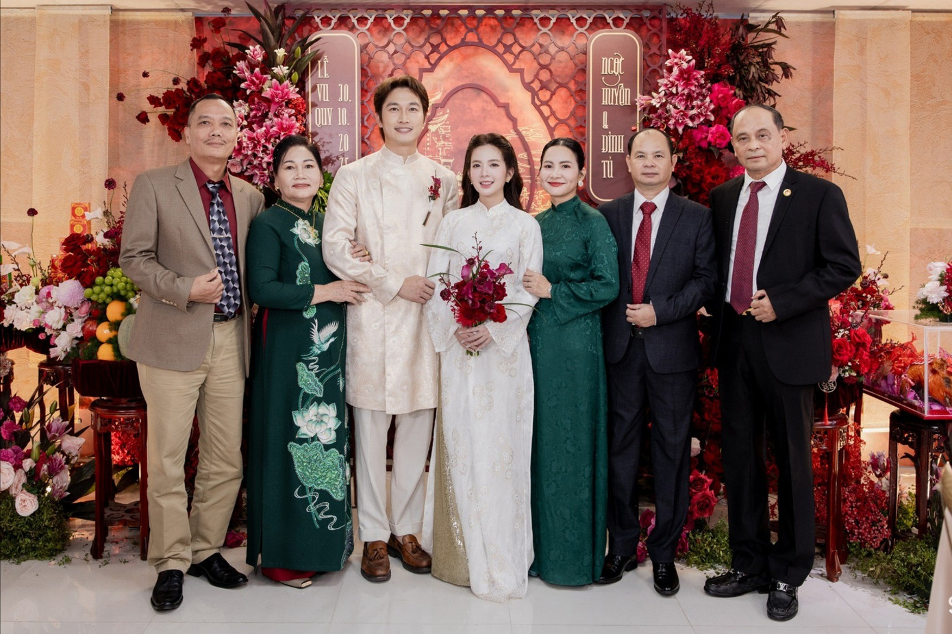 Những ngày qua, hai diễn viên dành thời gian đưa bố mẹ đi chọn áo dài, làm tóc, lên ý tưởng trang trí để chuẩn bị cho dịp trọng đại. 574244731-1136027005353063-5787382511932930590-n-5712.jpg