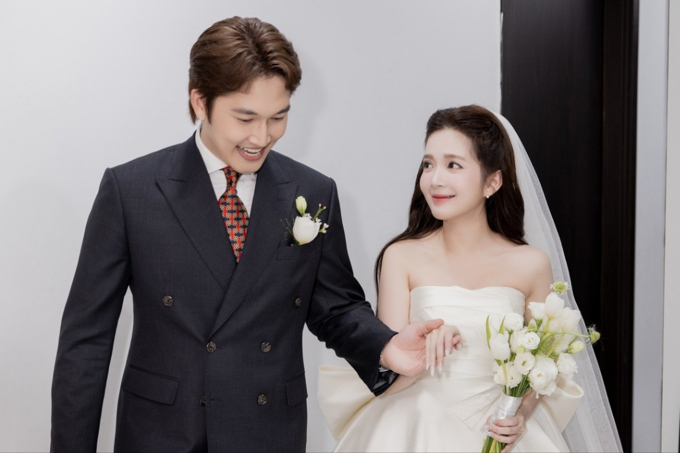 Trước đó, những bộ ảnh cưới của Đình Tú và Ngọc Huyền gây sốt trên mạng xã hội. Mới nhất, bộ ảnh cưới được cả hai chụp trong Nhà hát Kịch Hà Nội nhận về nhiều lời khen. 574945843-1136047168684380-6589697858900217357-n-1549.jpg