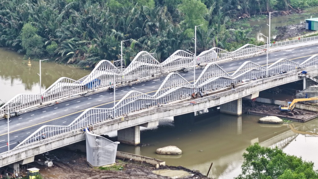 Cầu bắc qua rạch Mương Kinh kết nối giao thông với trục chính vào Khu liên hợp thể dục thể thao quốc gia Rạch Chiếc đã hoàn thành - Ảnh: Trần Út  