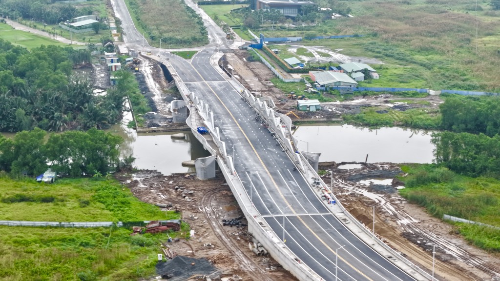 Theo chủ đầu tư, các hạng mục cuối cùng cũng đang được đẩy nhanh tiến độ để dự kiến thông xe vào ngày 8-11. Ảnh: Trần Út