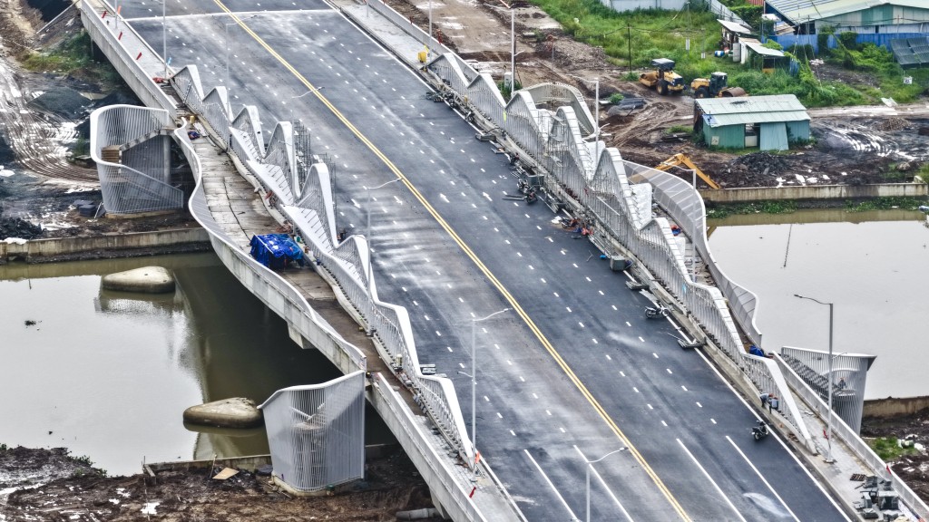 Cây cầu bắc qua rạch Mương Kinh có các lối bộ hành dẫn xuống đôi bên bờ kênh như tạo điểm nhấn cho tuyến đường huyết mạch này - Ảnh: Trần Út  