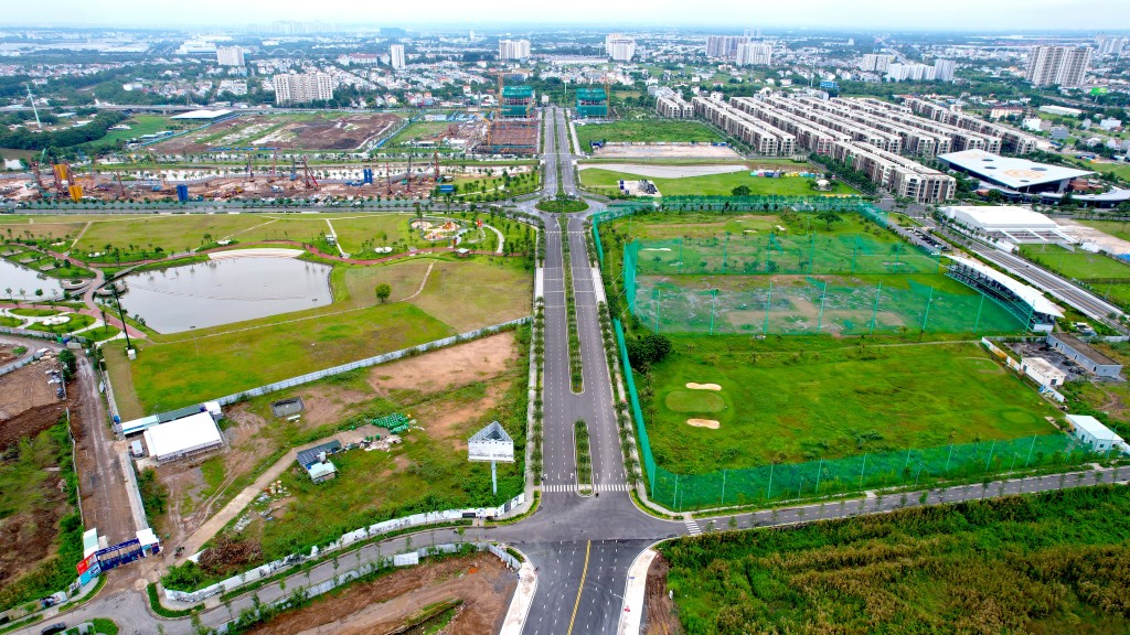 Với vận tốc thiết kế 60km/h và nền đường rộng 60m, khi toàn bộ tuyến đường Liên Phường vận hành, người dân sẽ di chuyển thuận lợi hơn khi vào trung tâm TP - Ảnh: Hiếu Giang