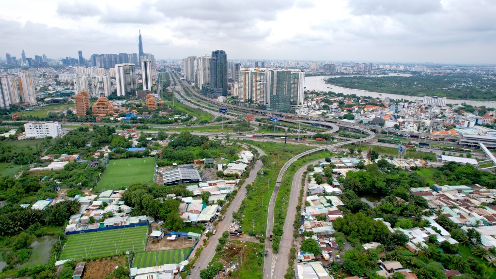 Khi tuyến đường Liên Phường thông xe, người dân sẽ có thêm trục đường nối vào Võ Nguyên Giáp - nút giao Cát Lái từ đường Đỗ Xuân Hợp (Ảnh: Hiếu Giang)  