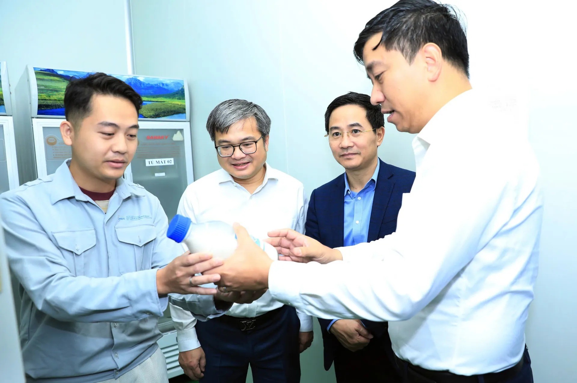 Phó Chủ tịch UBND Thành phố Trương Việt Dũng cùng các thành viên đoàn công tác đã đi thăm một số cơ sở trọng điểm phát triển khoa học công nghệ tại Đại học Quốc gia Hà Nội (cơ sở Hòa Lạc), các viện nghiên cứu nằm trong Khu Công nghệ cao Hòa Lạc