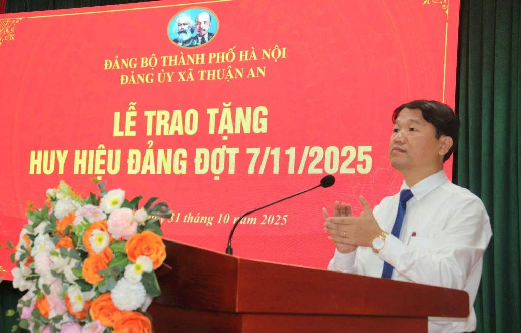 Xã Thuận An: Trao tặng, truy tặng Huy hiệu Đảng đợt 7-11