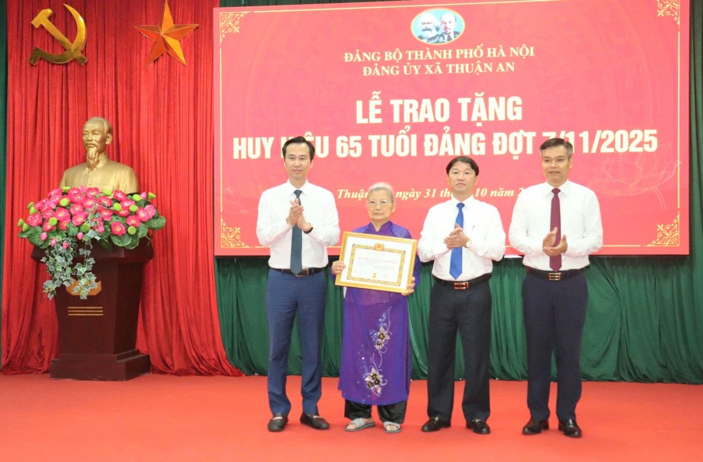 Xã Thuận An: Trao tặng, truy tặng Huy hiệu Đảng đợt 7-11