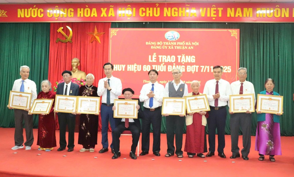 Xã Thuận An: Trao tặng, truy tặng Huy hiệu Đảng đợt 7-11