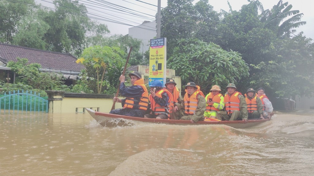 Với tinh thần  Công an Đà Nẵng hành quân vào vùng tâm lũ hỗ trợ Nhân dân