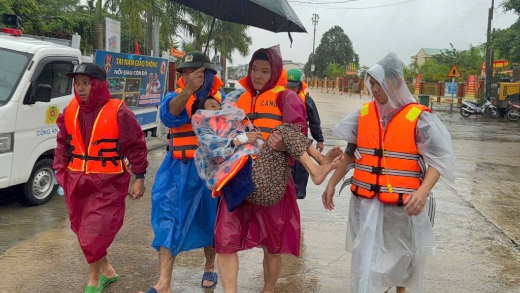 Lực lượng CATP Đà Nẵng trở thành những người lính tiên phong, mang sự hỗ trợ toàn diện đến người dân ngay giữa bối cảnh gian nan. Lực lượng CATP Đà Nẵng trở thành những người lính tiên phong, mang sự hỗ trợ toàn diện đến người dân ngay giữa bối cảnh gian nan.