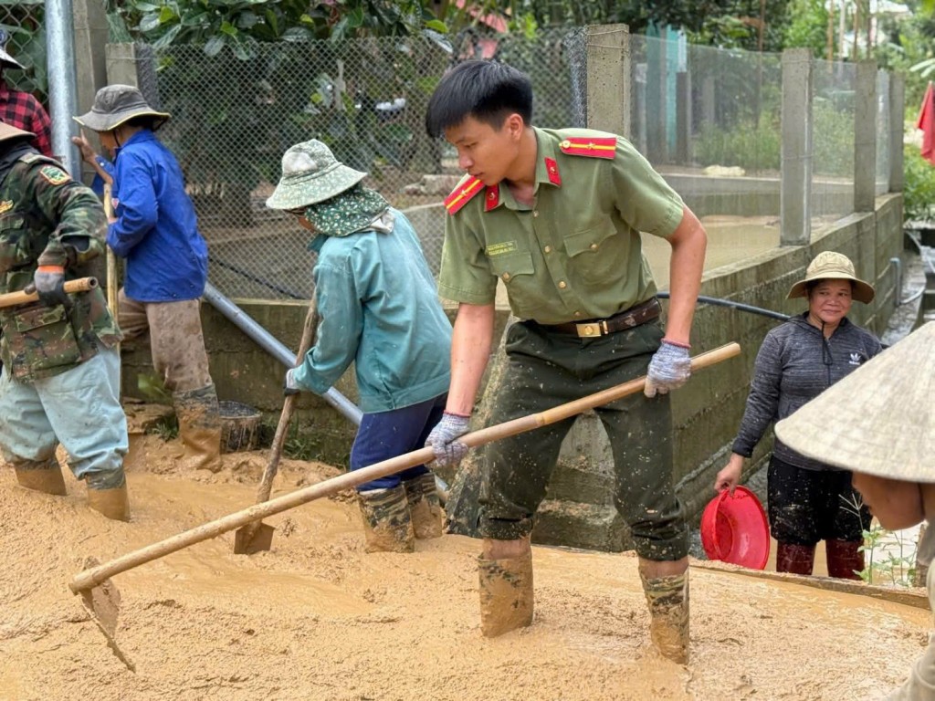 Cán bộ, chiến sĩ CATP Đà Nẵng cùng người dân xắn tay áo dọn dẹp nhà cửa và đường sá sau lũ. Cán bộ, chiến sĩ CATP Đà Nẵng cùng người dân xắn tay áo dọn dẹp nhà cửa và đường sá sau lũ.