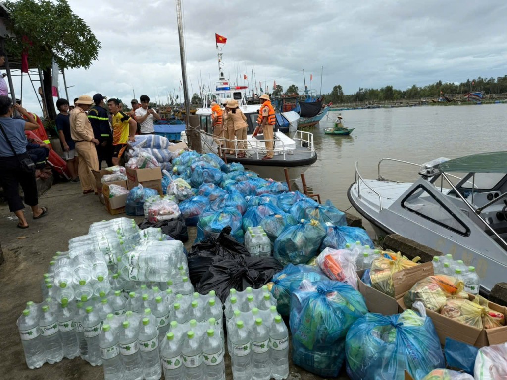 CSGT Đà Nẵng không chỉ khắc phục hậu quả mà còn là cầu nối nhân ái, đồng hành cùng các đoàn thiện nguyện, khẳng định tinh thần  Công an Đà Nẵng hành quân vào vùng tâm lũ hỗ trợ Nhân dân